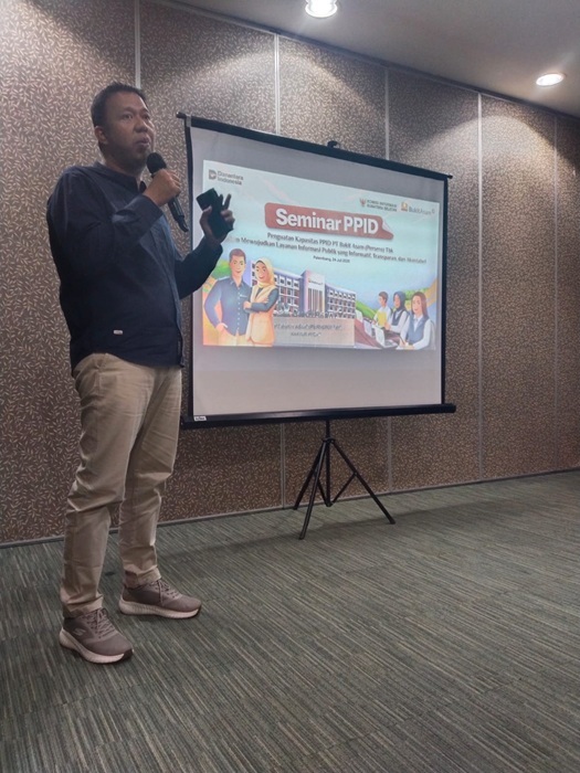 Narasumber:Ketua Komisi Informasi Sumsel Memberikan paparan