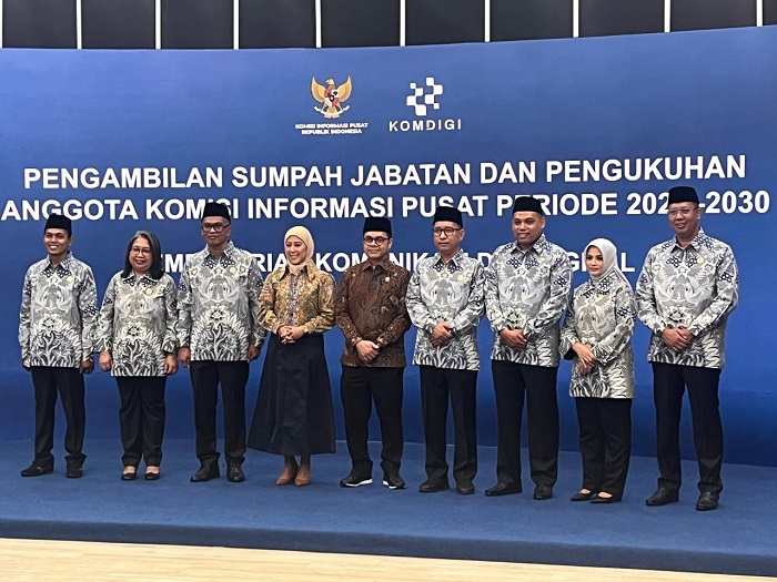 foto bersama Menteri Komdigi bersama Komesioner KI Pusat