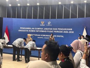 penanda tanganan komesioner KIP Pusat di depan Menteri Komdigi