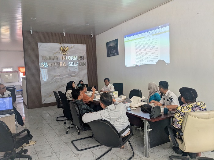 Plt.Ketua KIP pimpin rapat Penganurahan Badan publik di Sekretariat KIP Sumsel