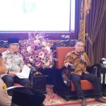Wakil Ketua KIP Sumsel Haidir Rohimin sedang memaparkan agenda kegiatan dengan Bupati Oku
