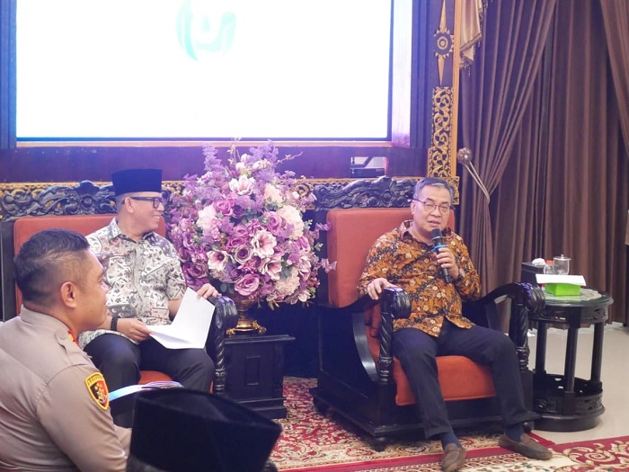 Wakil Ketua KIP Sumsel Haidir Rohimin sedang memaparkan agenda kegiatan dengan Bupati Oku